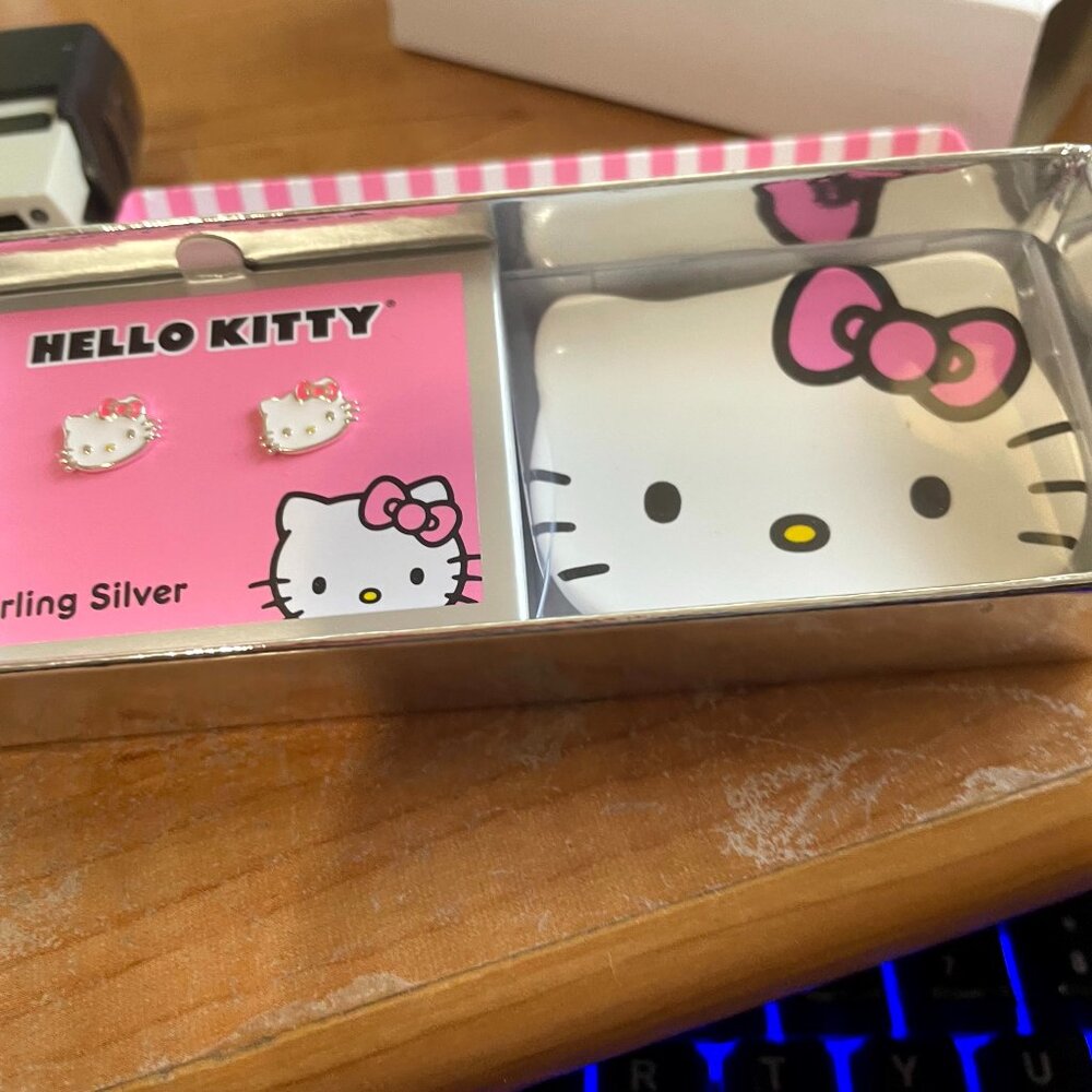 HELLO KITTY STERLING SILVER 2 PC ENAMEL KITTY STUD EARRINGS & CERAMIC DISH MIB